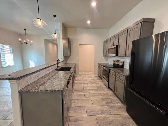 Foto del edificio - Townhome – Steps Away from Lubbock Cooper