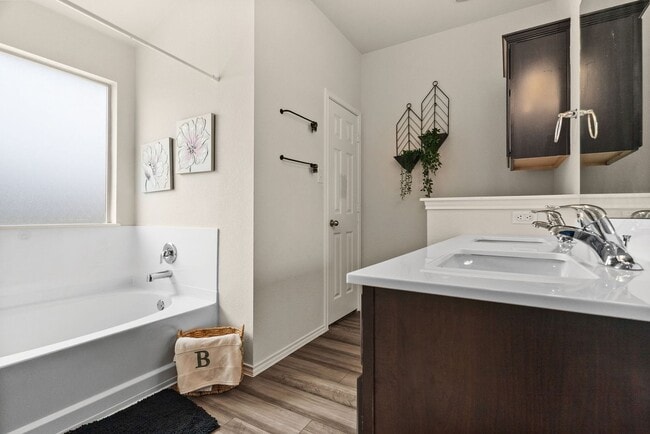 Building Photo - 310 Saddleback Trl