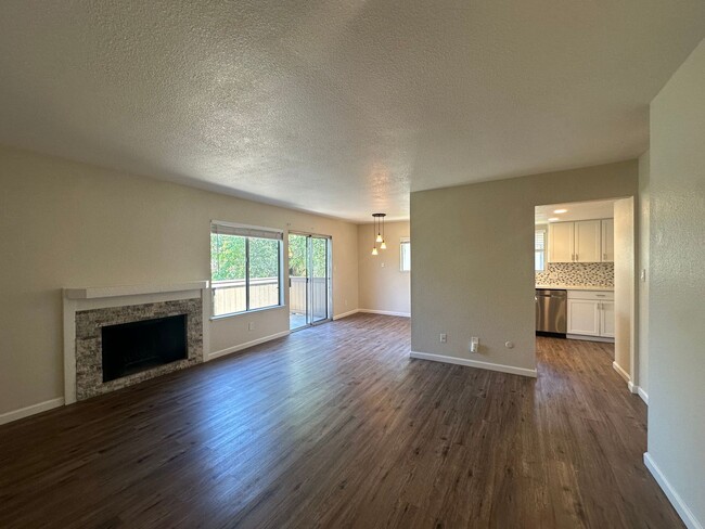 Building Photo - 3701 Colonial Dr