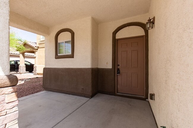 Building Photo - LARGE 4 BEDROOM, 3 BATH HOME BLOCKS FROM N...