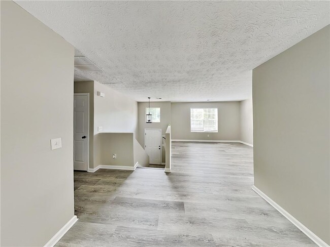Building Photo - 3458 Lineview Dr