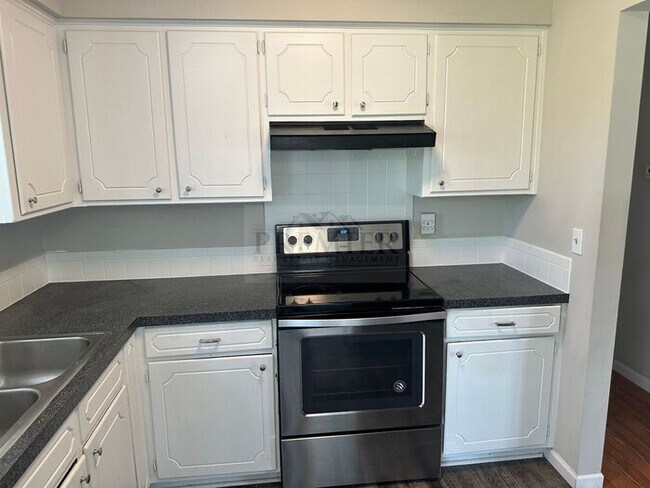 Building Photo - 3 bedroom / 1 bath house 7816 E 103rd Terr...