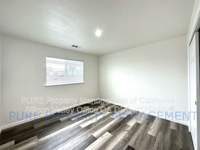 Building Photo - 755 Palm Ave