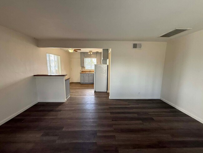 Foto del edificio - 4733 E 2nd St