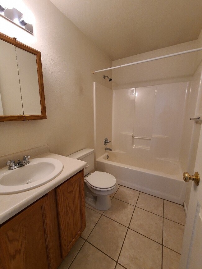 Building Photo - 303 Hunters Way