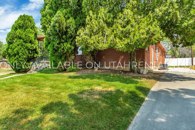 Building Photo - 1707 S Orch Dr