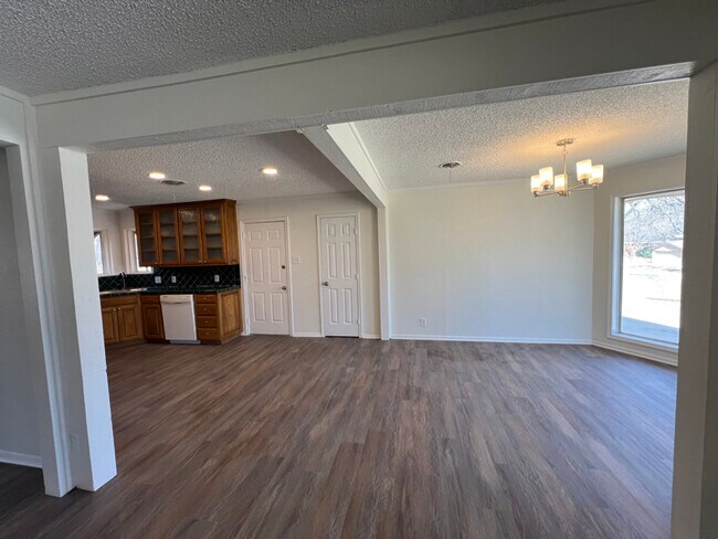 Building Photo - 817 Wade Dr