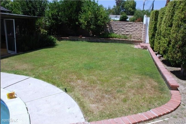 Building Photo - 4 br, 2 bath Duplex - 10900 Baird Ave