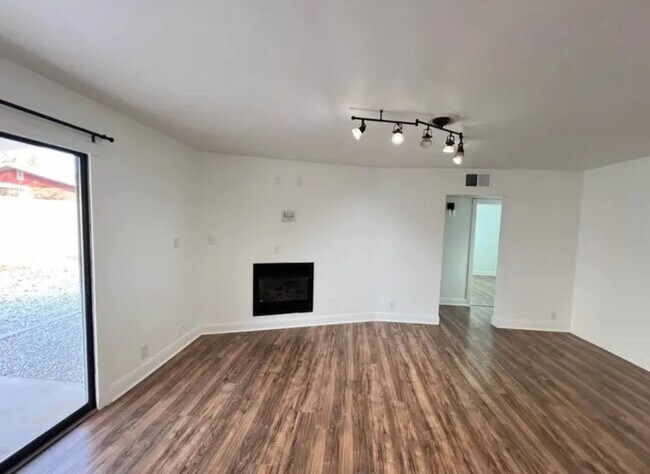 Building Photo - Charming 2 Bedroom Home. Utilities Included