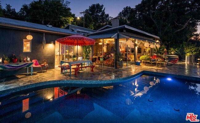 Foto del edificio - 8147 Mulholland Terrace