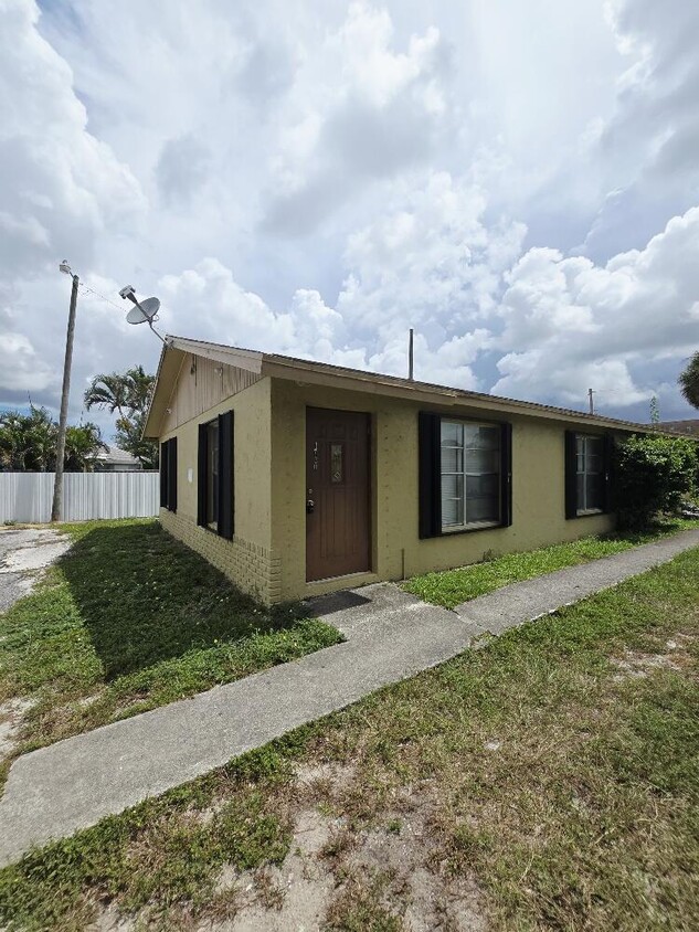 Primary Photo - 1710 E Breezy Ln