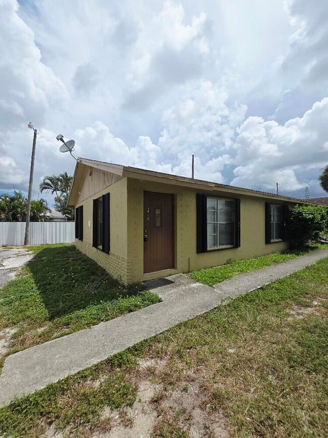 Building Photo - 1710 E Breezy Ln