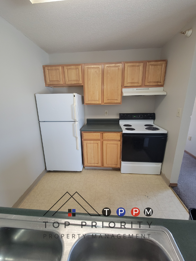 Building Photo - ** SPRING MOVE IN SPECIAL ** 2 Bedroom | 1...