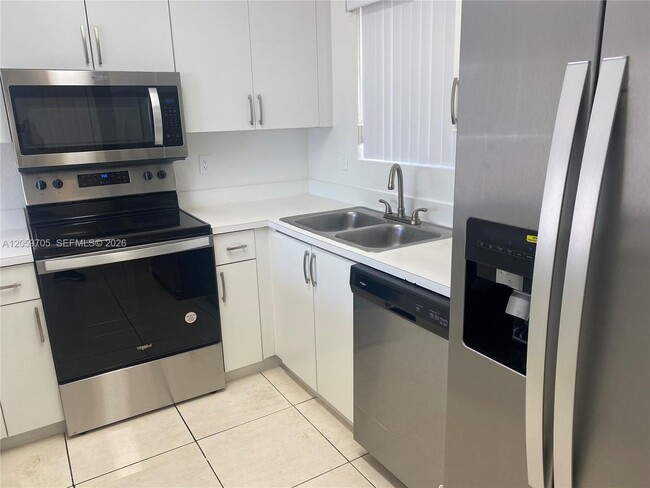 Photo - 6225 Kendale Lakes Circle 253, Miami, FL 33183 House