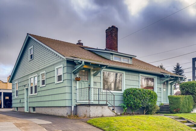 Building Photo - 708 NE 20th Ave