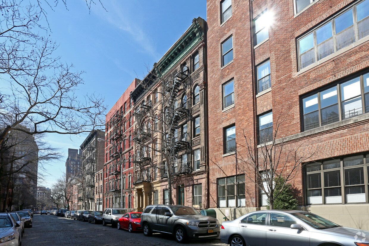 Building Photo - 255 W 12th St
