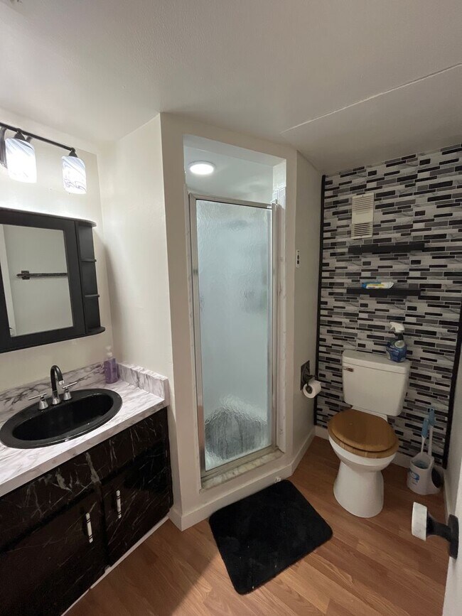 Building Photo - Hourglass District Condo - 2/2 with attached garage