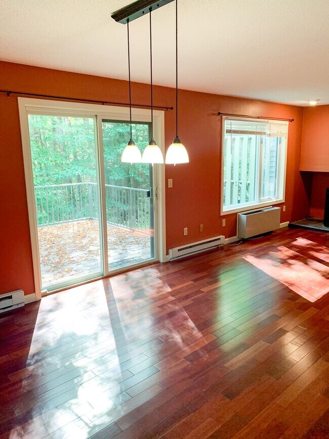 Foto del edificio - 3 Bedroom Condo Available for Aug. 1st