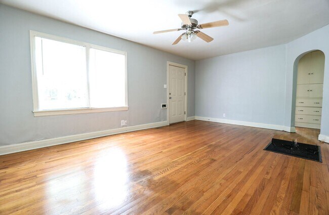 Building Photo - Very CHARMING 2 bed 1 bath HOME DOWNTOWN S...