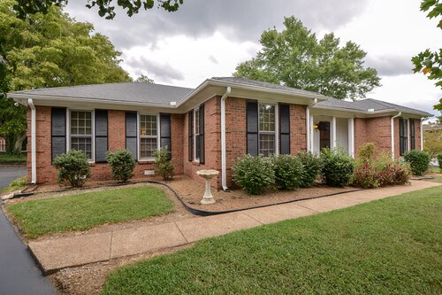 Primary Photo - 705 Spring House Circle
