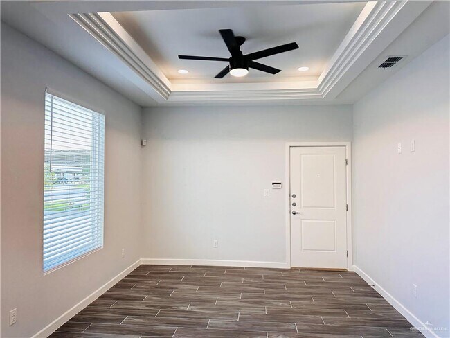 Foto del edificio - 13 Violet Ave W