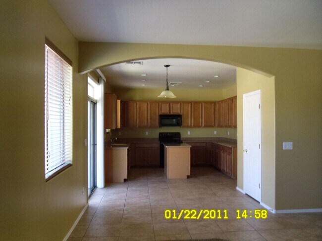 Building Photo - Available Now! 6 bed 3 bath, 3,250 SFT hou...