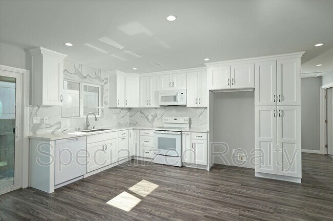 Building Photo - 604 W Lexington Dr
