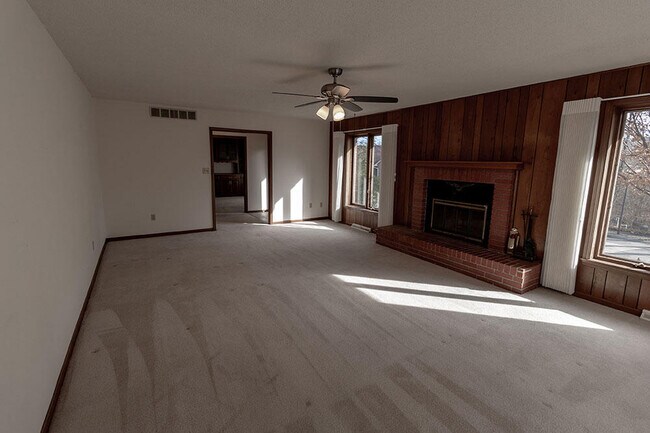 Building Photo - 401 Cedar Ln