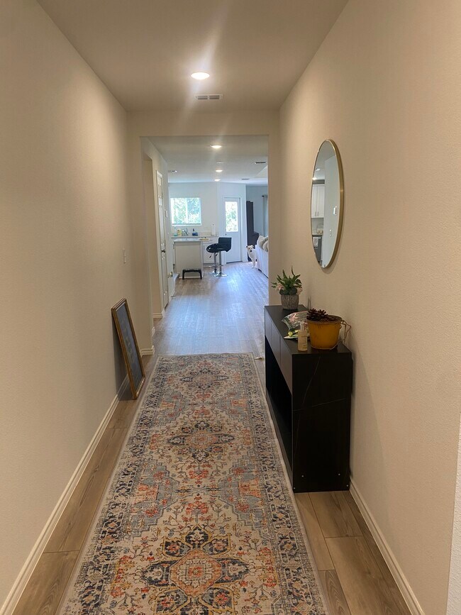 Entrada del pasillo - 1708 Village Creek Ln