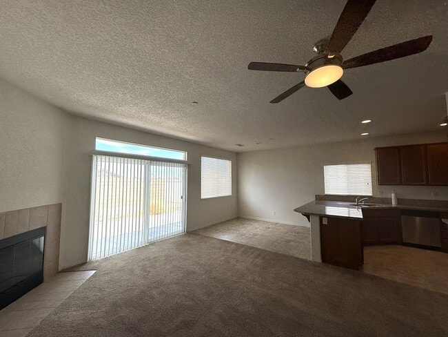 Building Photo - Palmdale 4 Bedroom + 2 Bath