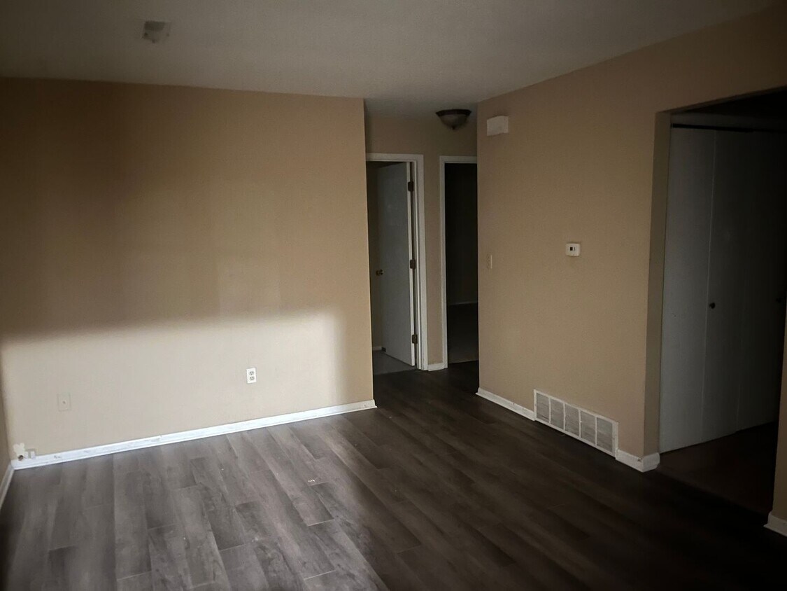 Building Photo - Two bedroom apartment in Chatham only $800.00