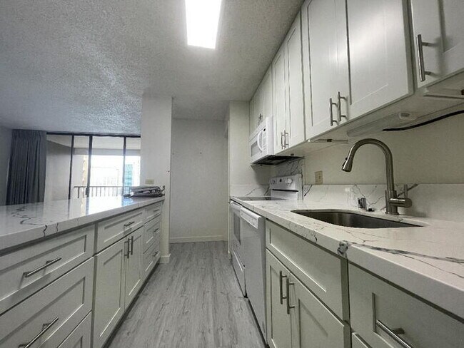 Building Photo - To register for the showing time, note the 4 digit code: 3853 and click "APPLY NOW."(mobile:orang...