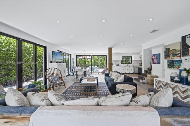 Building Photo - 1210 NE 89th St