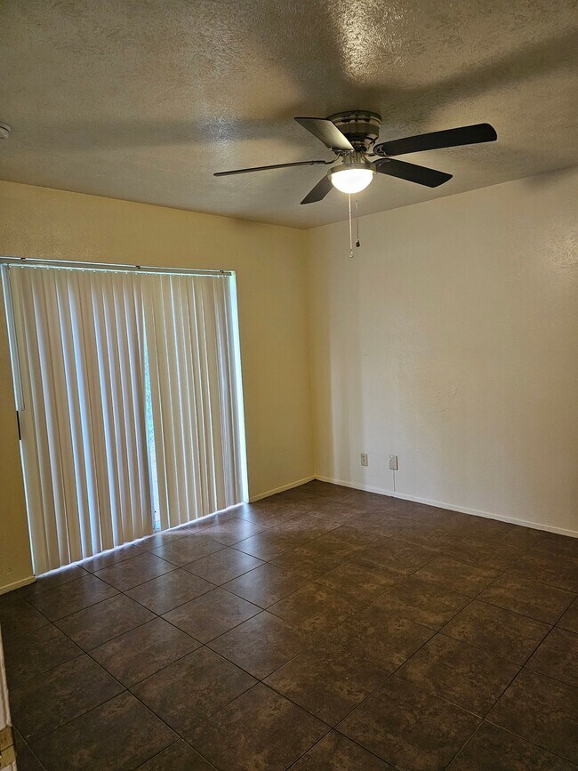 Foto del edificio - 2942 Bernice Dr