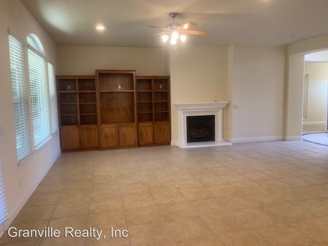 Building Photo - 4 br, 2 bath House - 2755 E. Omaha
