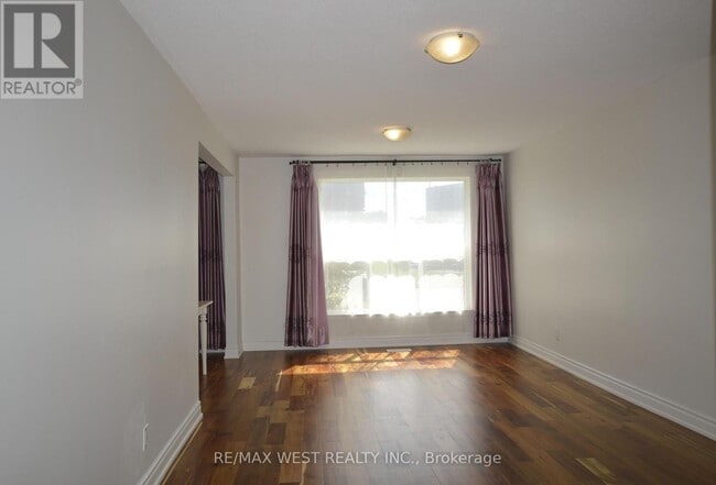 Building Photo - 32 Axsmith Crescent