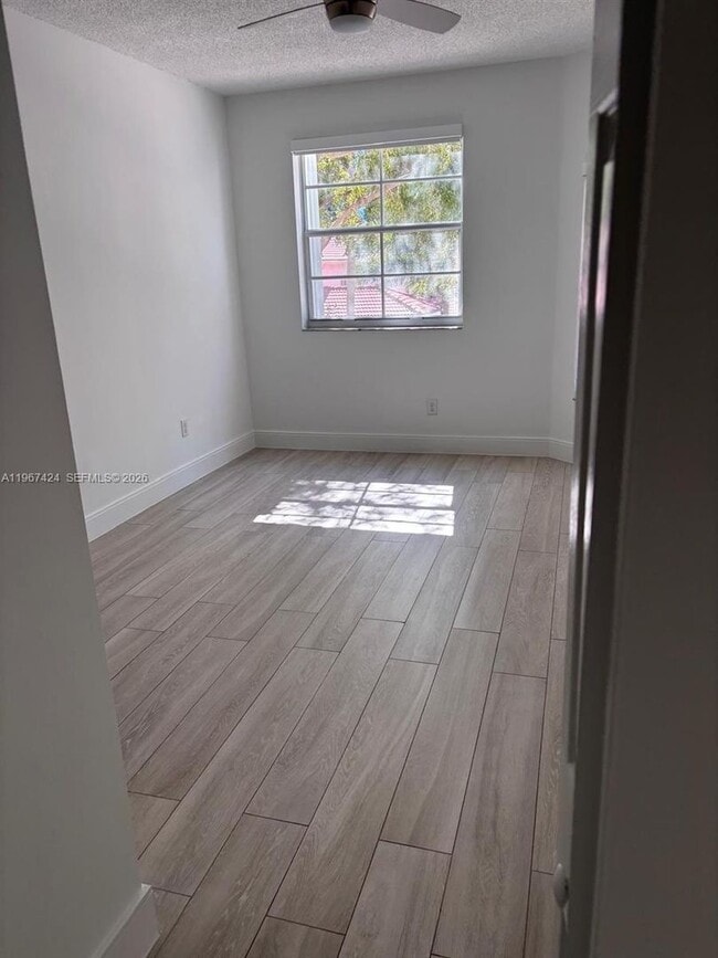 Foto del edificio - 3255 NE 184th St