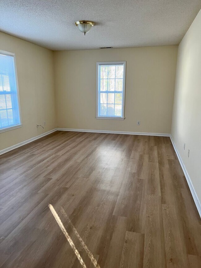 Foto del edificio - Three Bedroom, Two Bath House Available On...