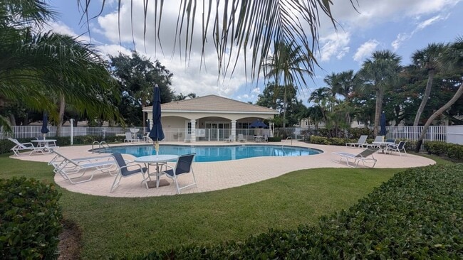 Spacious 3BR Townhome in Gated West Palm Beach Community - Spacious 3BR Townhome in Gated West Palm Beach Community