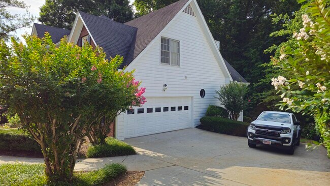 Building Photo - 1381 Providence Dr