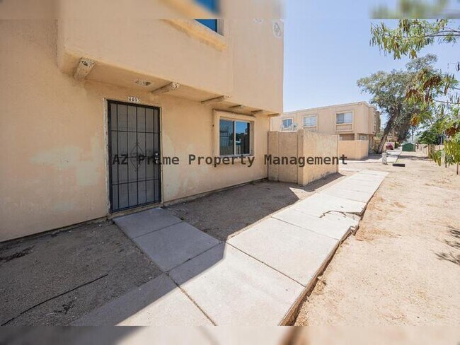 Foto del edificio - 4403 E Riverside St