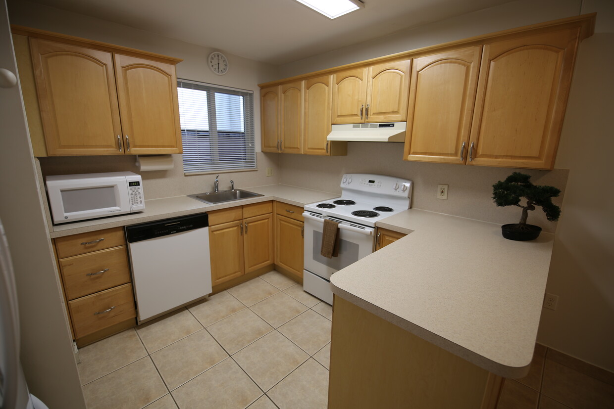 Kitchen - 3066 Aviation Ave