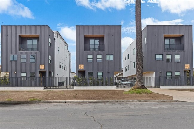 Building Photo - 3973 S Budlong Ave