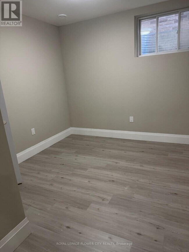 Building Photo - 406 Sophia Cres