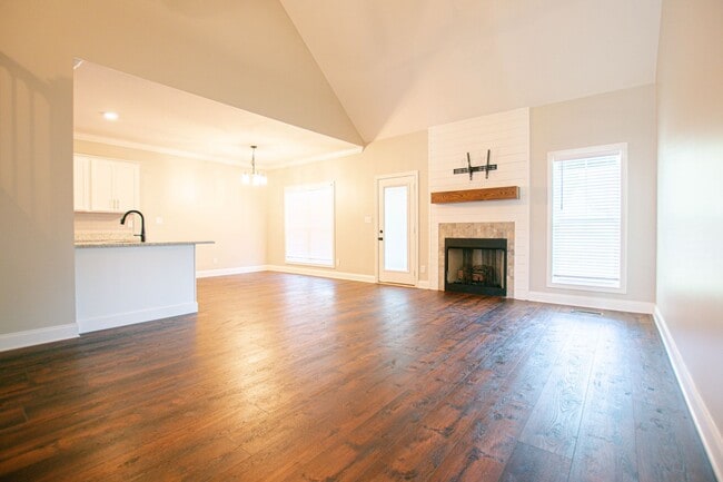 Building Photo - Pet Friendly Four Bedroom with Bonus!