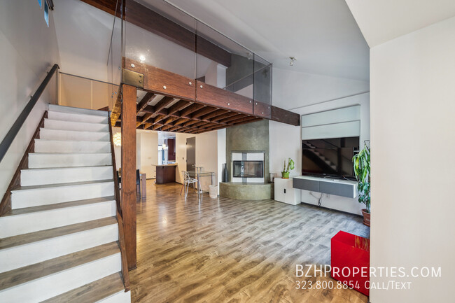 Building Photo - Modern 2-Bed, 2-Bath with a Huge Private Y...