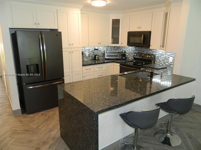 Foto del edificio - 6734 N Pine Island Rd