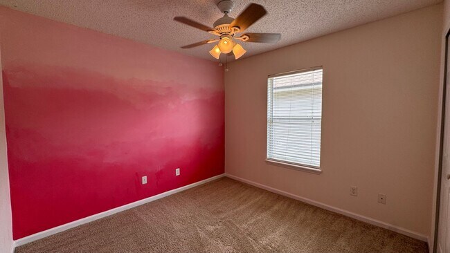 Building Photo - Charming & Convenient Home
