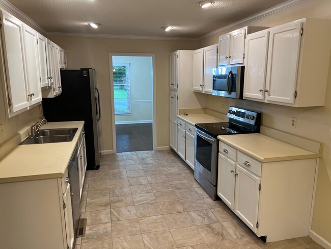 Building Photo - 214 Gatewood Dr