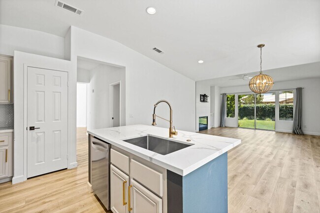 Building Photo - COMING SOON! STUNNING 4 bedroom, 3 bathroo...